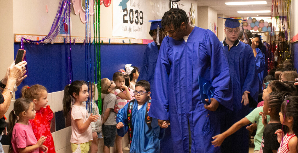 A mix of emotions filled the halls this morning as our graduating seniors took one final walk through the elementary campus — this time alongside our graduating kindergarteners. 💙🎓 For the seniors, it was a chance to reflect on how far they’ve come. For the kindergarteners, it was a glimpse into the journey ahead. One chapter is ending, while another is just beginning. Check out a few moments we were able to capture from this special tradition.