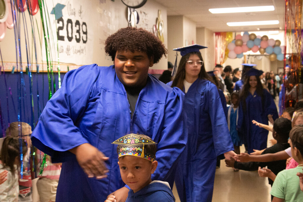 A mix of emotions filled the halls this morning as our graduating seniors took one final walk through the elementary campus — this time alongside our graduating kindergarteners. 💙🎓 For the seniors, it was a chance to reflect on how far they’ve come. For the kindergarteners, it was a glimpse into the journey ahead. One chapter is ending, while another is just beginning. Check out a few moments we were able to capture from this special tradition.