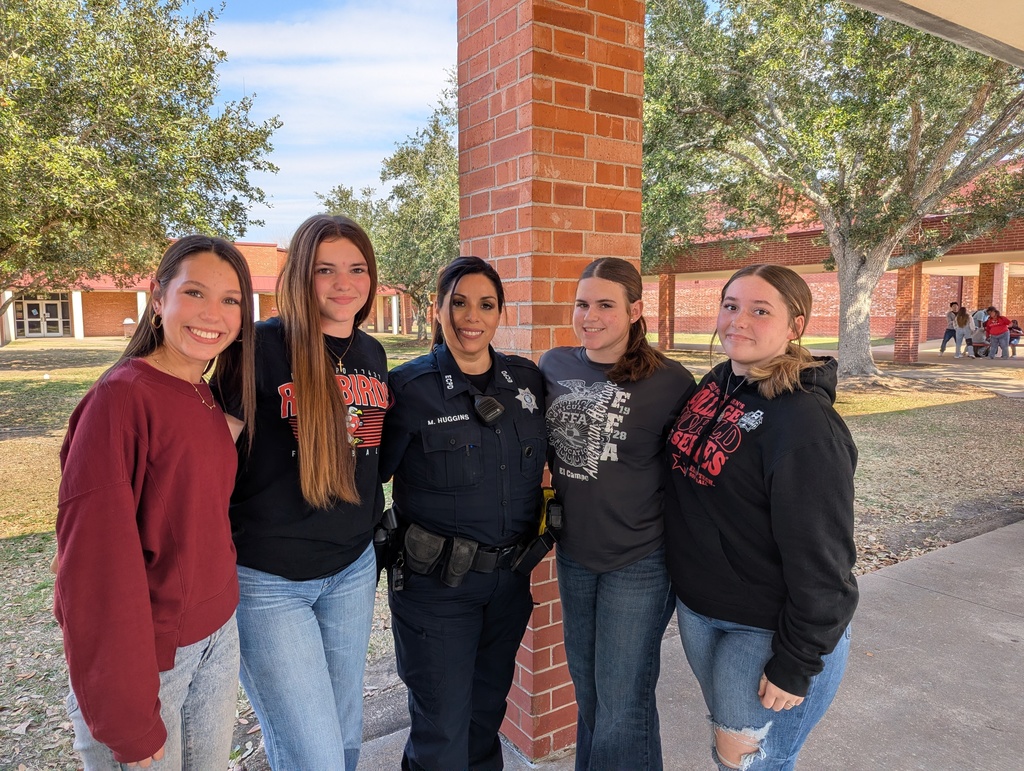 huggins with 4 girls at high school