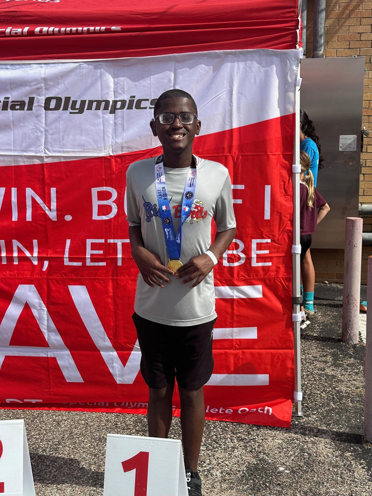 Timothy Armstrong wearing 1st place medal