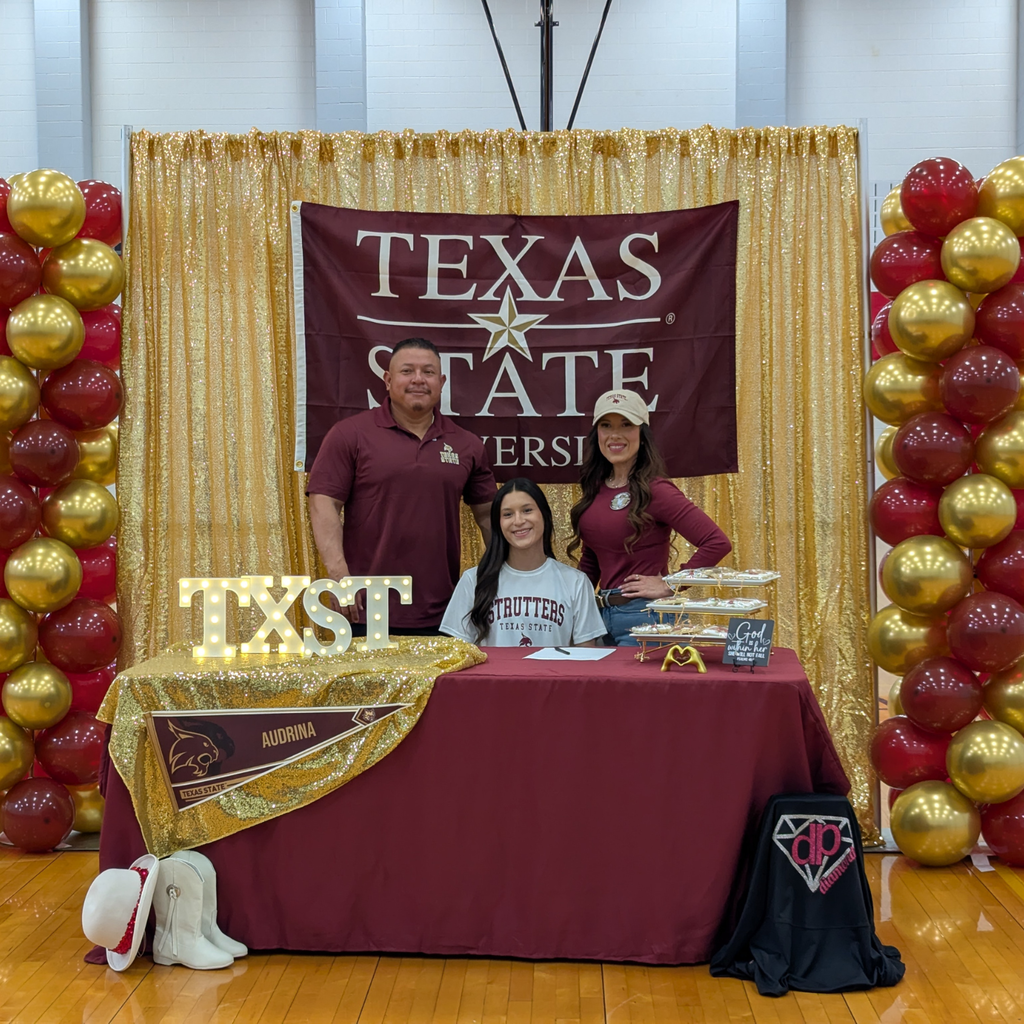 Audrina at a table decorated in Texas State colors with her parents at her side
