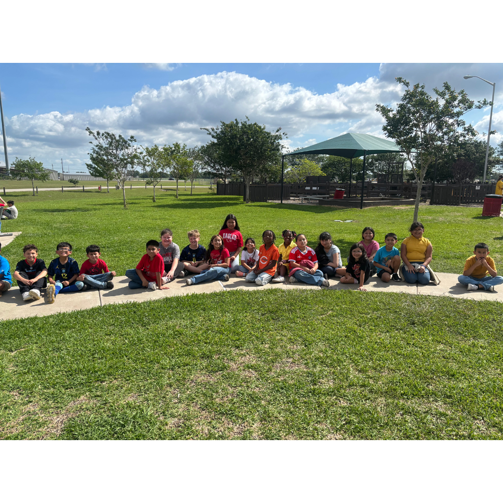 group picture of 3rd graders at the park