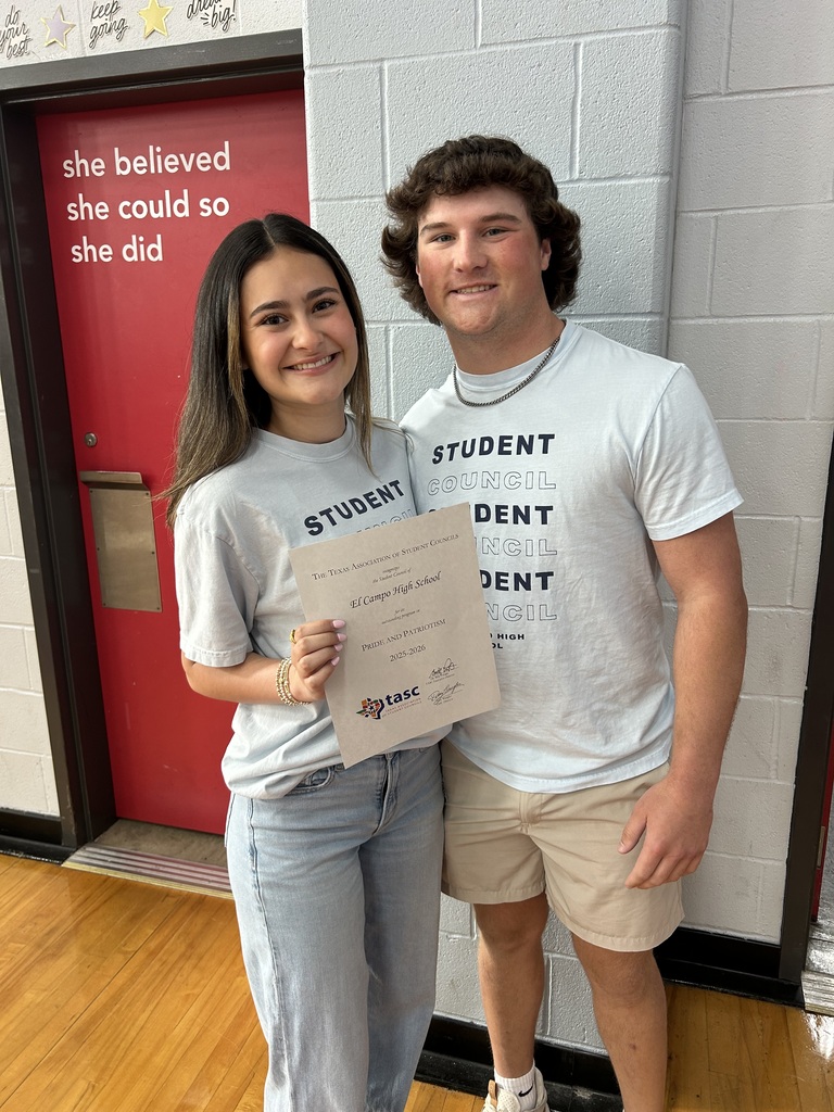 2 students holding an award