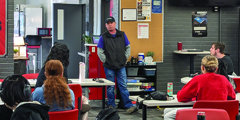 Jason Reiswig talking to students at Extend