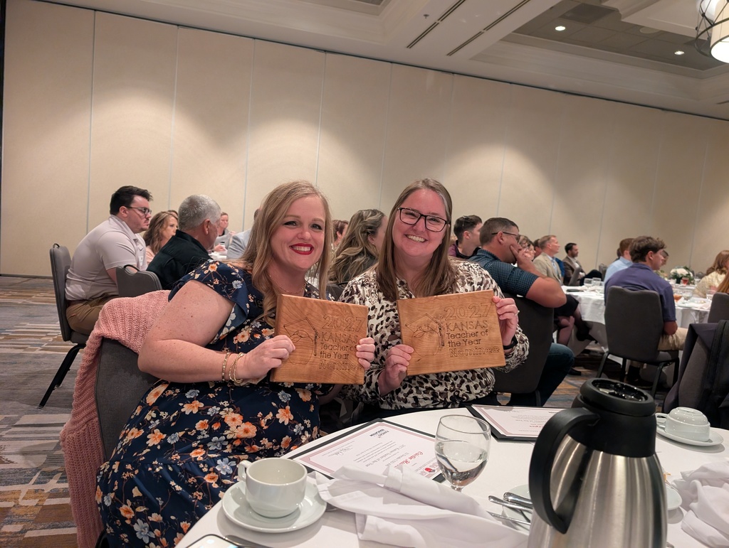 Cristin and Lindsay holding their award boards