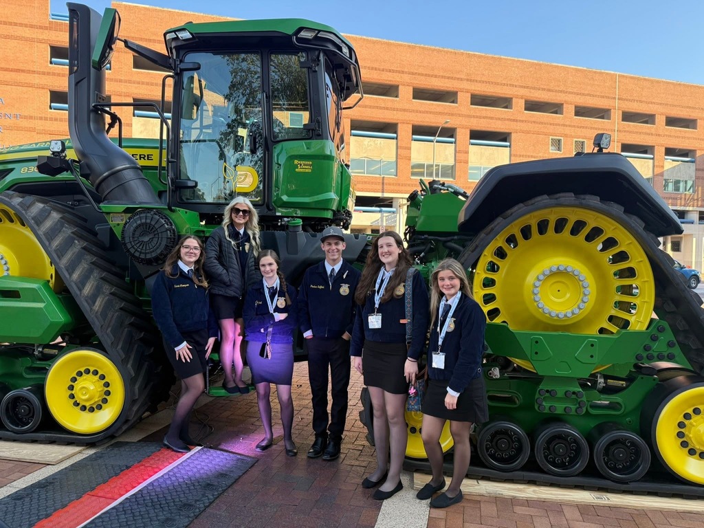 NATIONAL FFA CONVENTION GROUP PHOTO