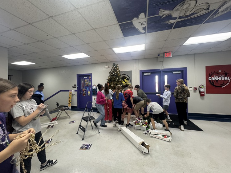 students decorating Christmas tree