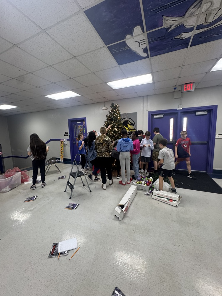 students decorating Christmas tree