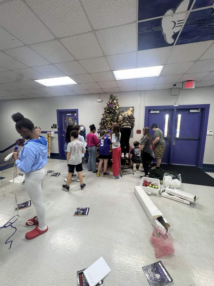 students decorating Christmas tree