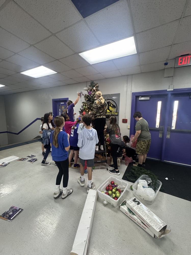 students decorating Christmas tree