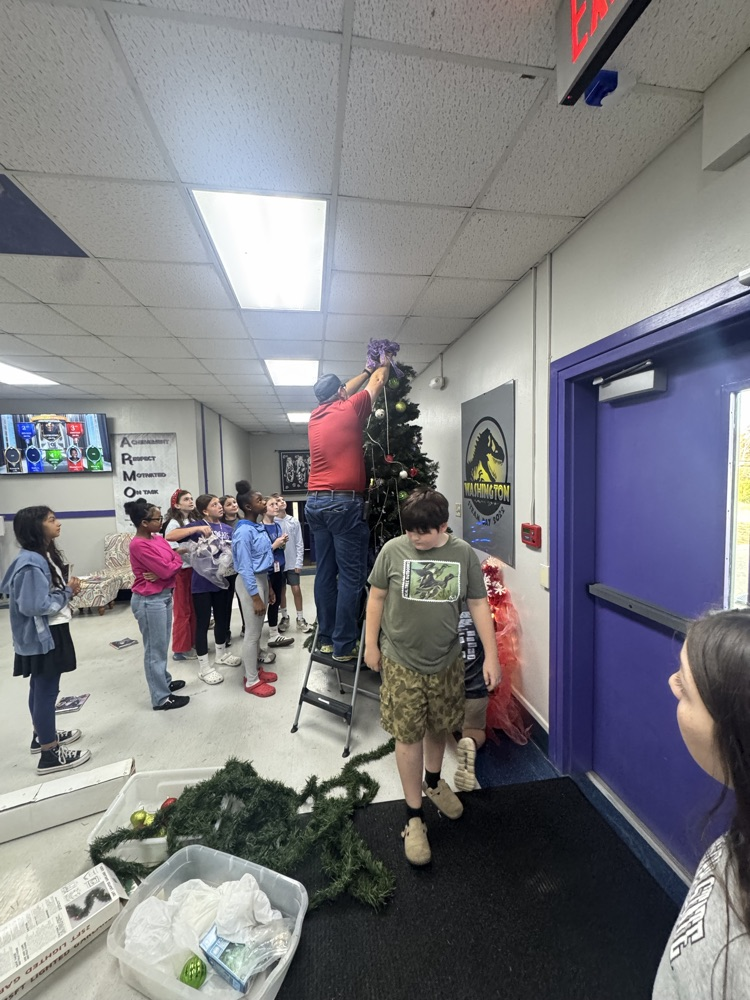students decorating Christmas tree
