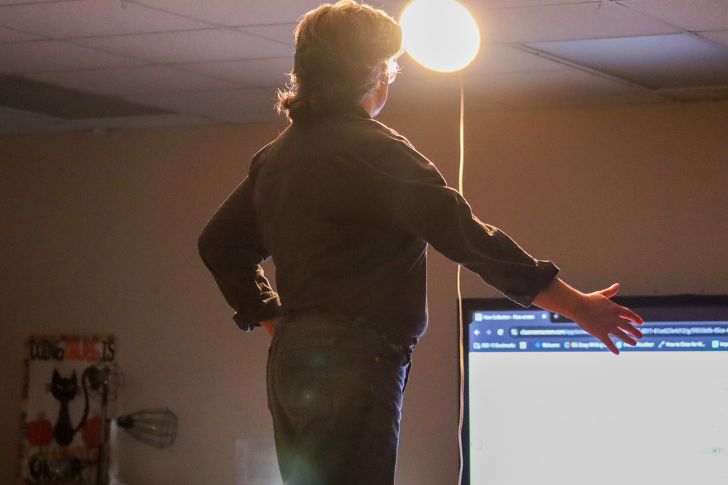 live model posing for student artist