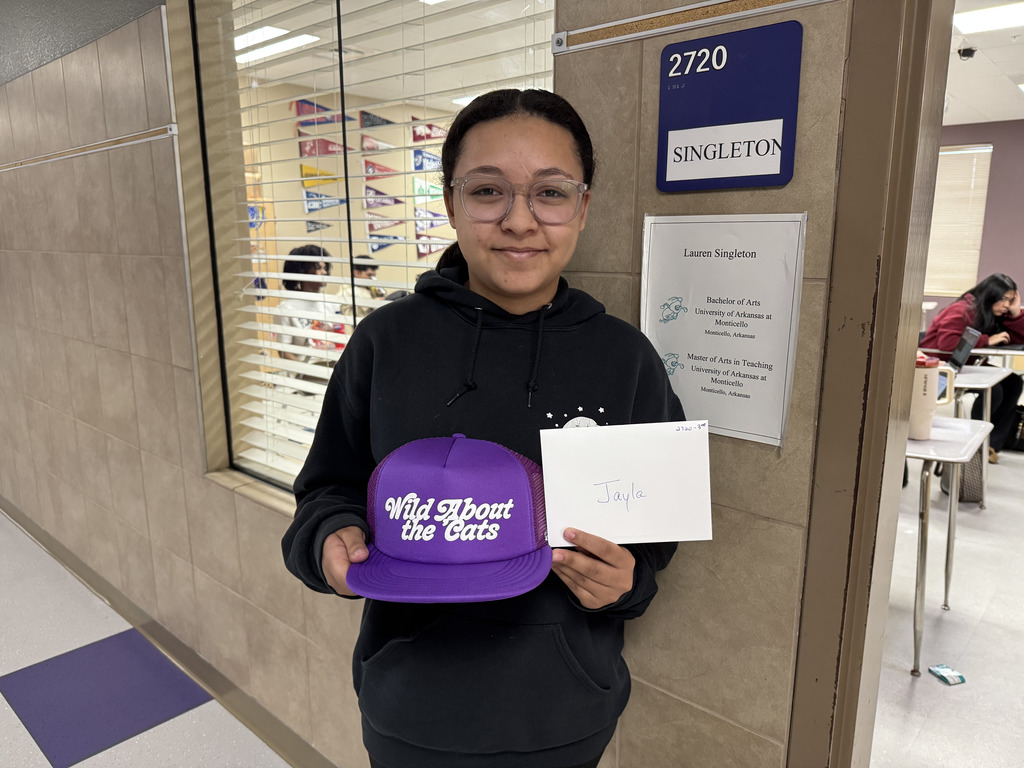 EHS STUDENT HOLDING WILDCAT HAT AND GIFT CARD