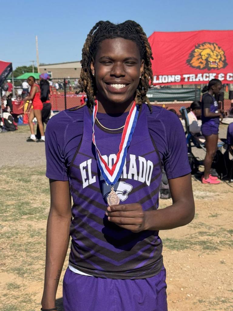 Congrats to Ced’Dre Daniels for placing 3rd in the 110 Meter Hurdles!