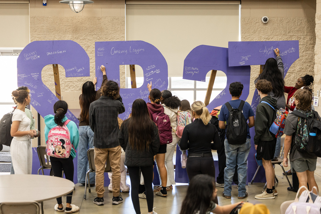 Class of 2027 sign their senior letters