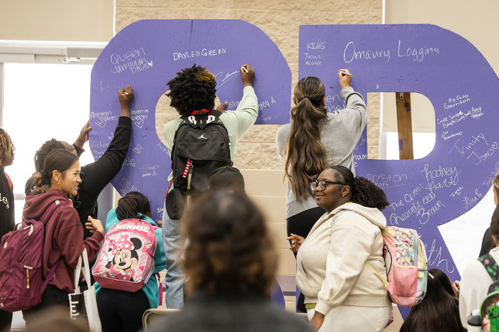 Class of 2027 sign their senior letters