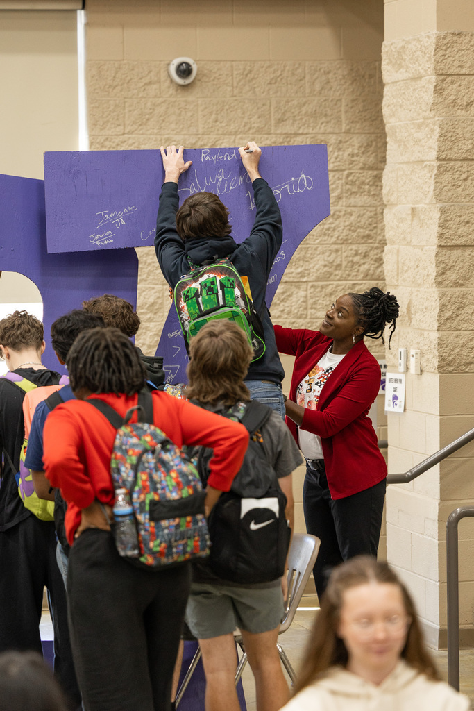 Class of 2027 sign their senior letters