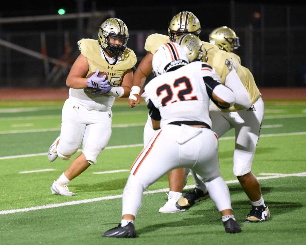 Photo of Roberto Flores, Austin football