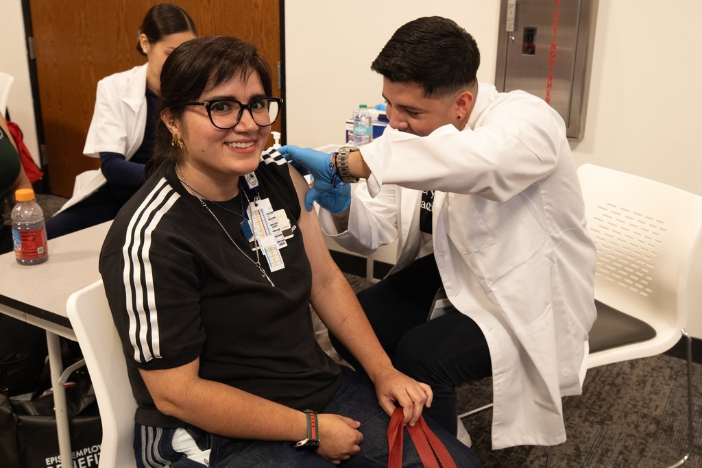El Paso ISD staff member receiving a vaccine