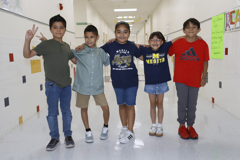 Mesita students take group photo