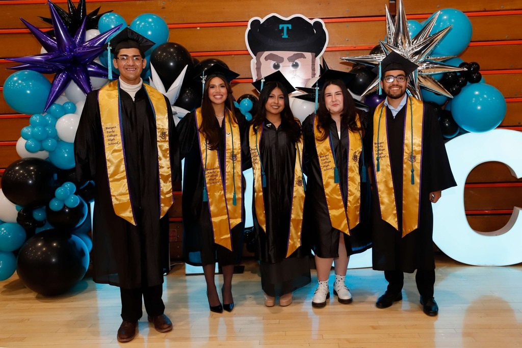 Burges Early College High School students take group photo