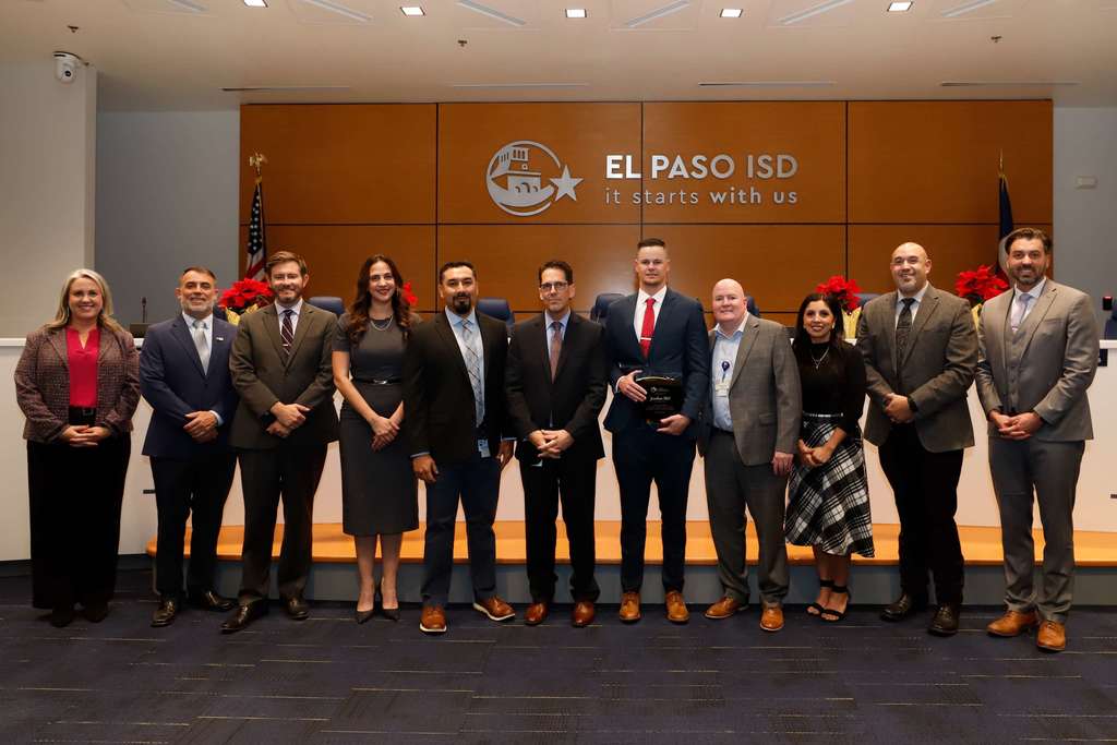 El Paso ISD Board of Trustees and Superintendent Dr. Brian Lusk were excited to recognize Irvin High School’s Coach Jonathan Elliott for being named the 2025 Game-Changing Coach of the Year by Dave Campbell’s Texas Football and Ballogy. 🏆🔥   This honor celebrates coaches who go the extra mile in developing young men on and off the field. 🏈🌟 