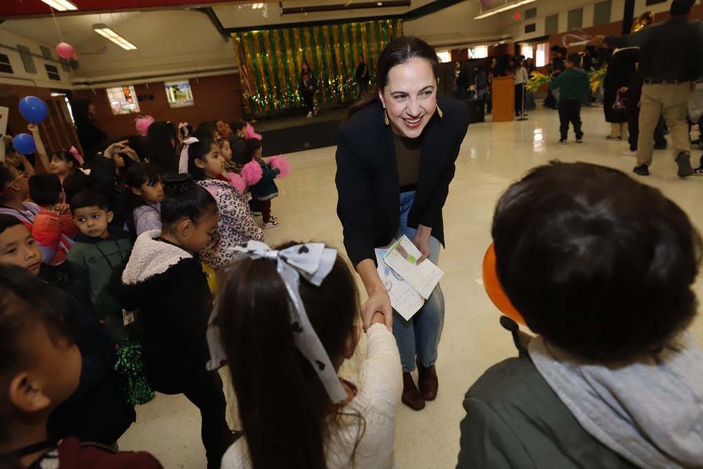 El Paso ISD Board President Leah Hanany greets Lamar Elementary School students