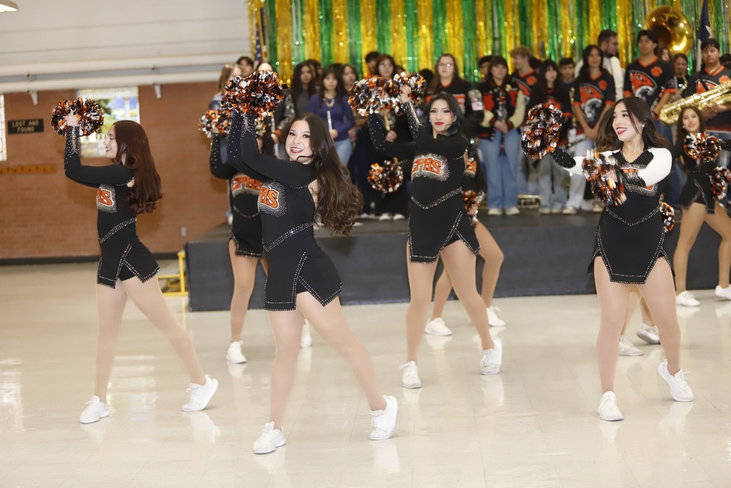 El Paso High School cheerleaders performing