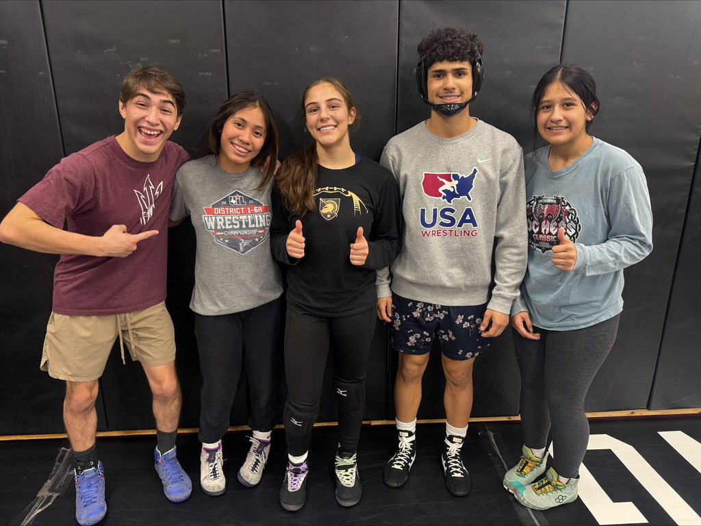 Franklin High School State Qualifier Wrestlers smile for a photo