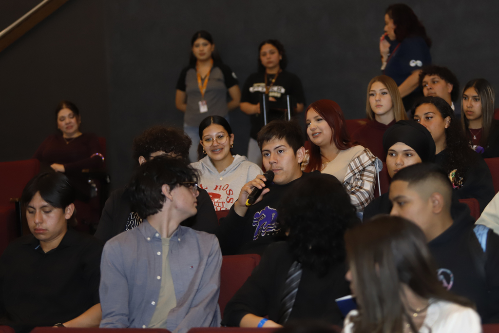 Andress, Chapin, and Irvin students at the In The Zone Northeast Career Event asking questions