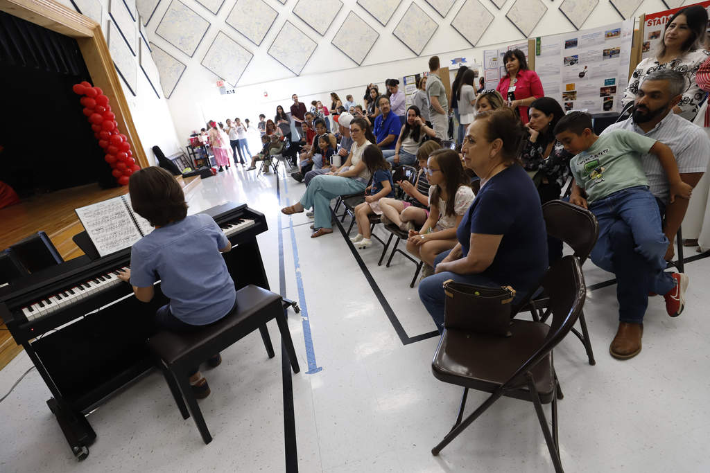 Mesita student playing piano for crowd