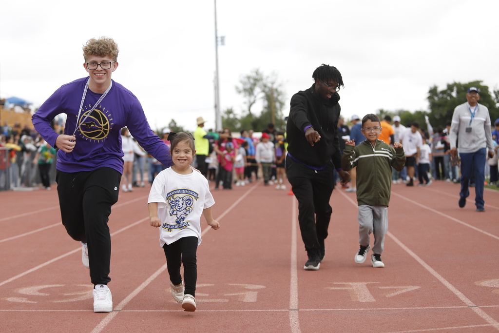 Undios Games race with two high school students guiding younger students