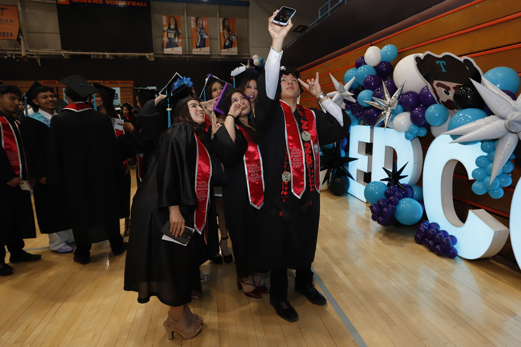 Silva Health Magnet students take group photo