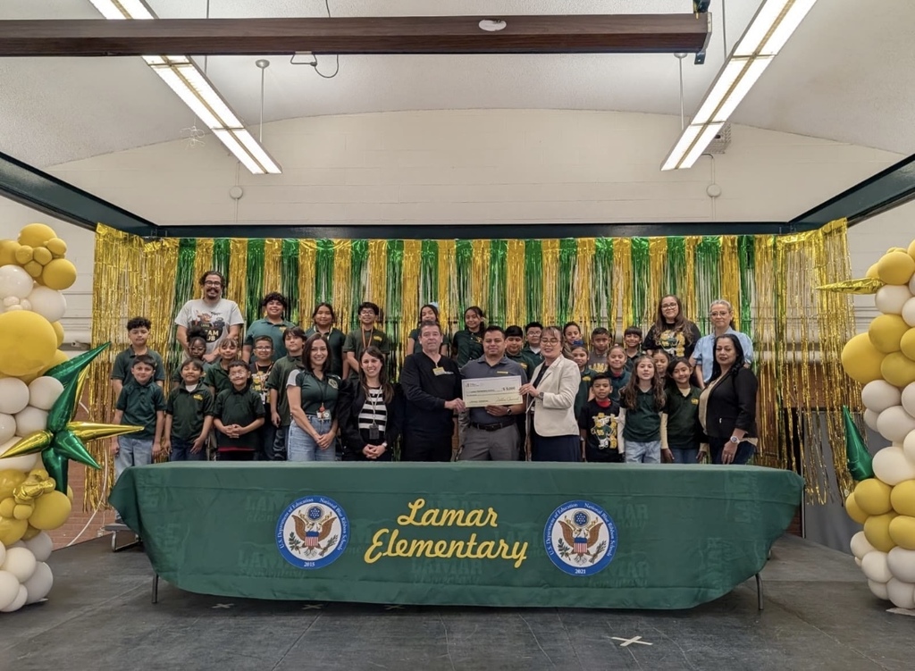 Lamar Elementary School students and staff take group photo with Dollar General Literacy Foundation