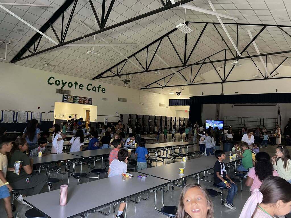 Kohlberg students eating sweet treats in cafeteria