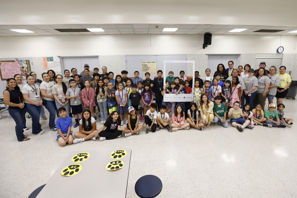 Cielo Vista Elementary School students and staff take group photo with Superintendent Dr. Brian Lusk