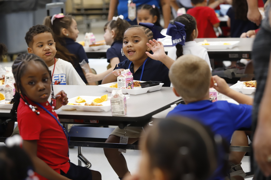 Bliss Elementary students eating lunch