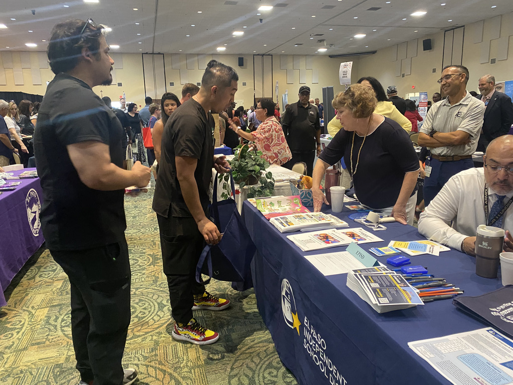El Paso ISD staff members talking to military families at the 2026 Bienvenidos a Bliss Relocation Fair