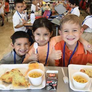 school kids eat lunch