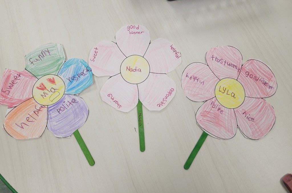 Image of friendship flowers made by students in the friendship club
