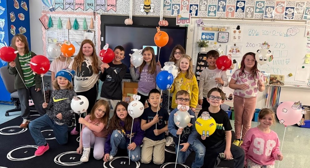 Image of a class of students posing with their Thanksgiving Balloons