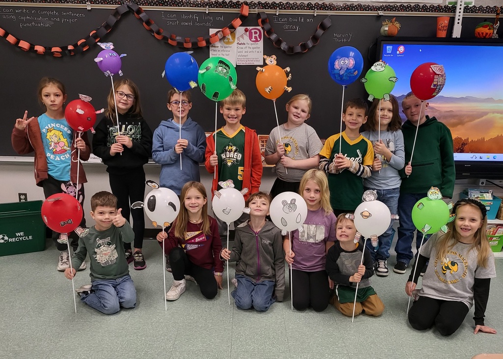 Image of a class of students posing with their Thanksgiving Balloons