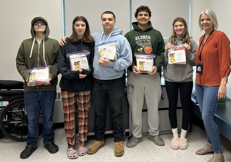 Student Council with Thanksgiving meals