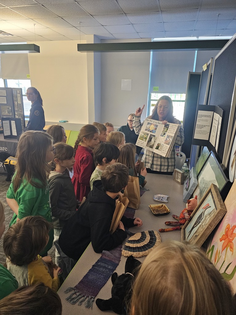 An art teacher explains her trade to a group of school children