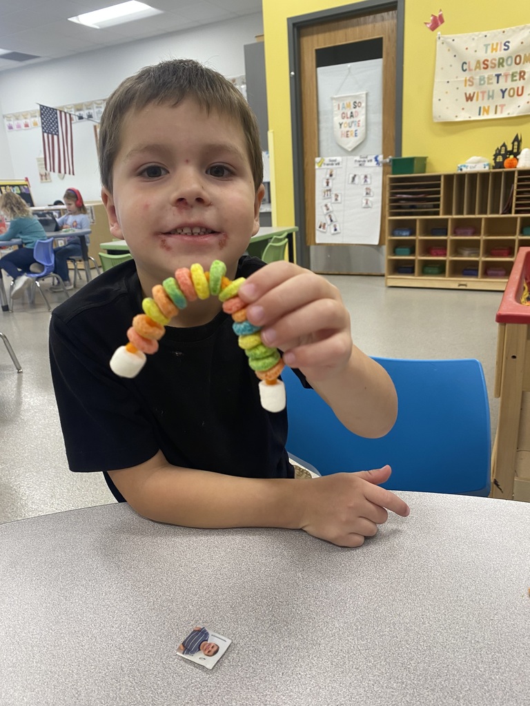 Ms. Felton’s 4K class had fun creating fruit loop and mini marshmallow rainbows! They practiced their pre handwriting squiggle while also enjoying a small treat!
