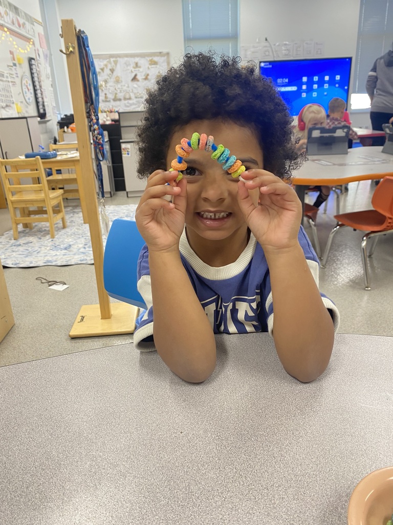 Ms. Felton’s 4K class had fun creating fruit loop and mini marshmallow rainbows! They practiced their pre handwriting squiggle while also enjoying a small treat!