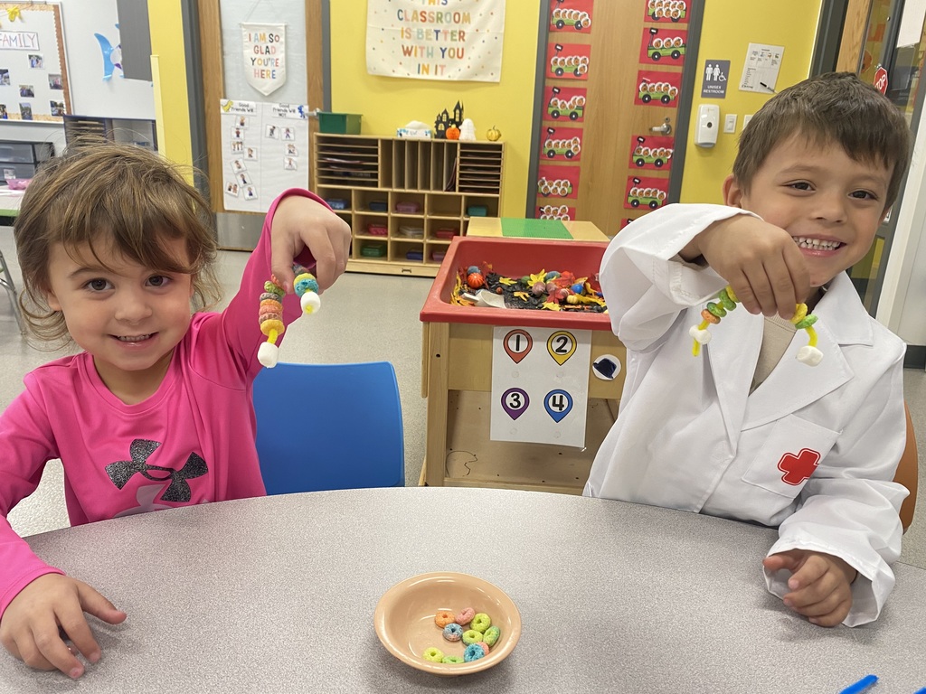 Ms. Felton’s 4K class had fun creating fruit loop and mini marshmallow rainbows! They practiced their pre handwriting squiggle while also enjoying a small treat!