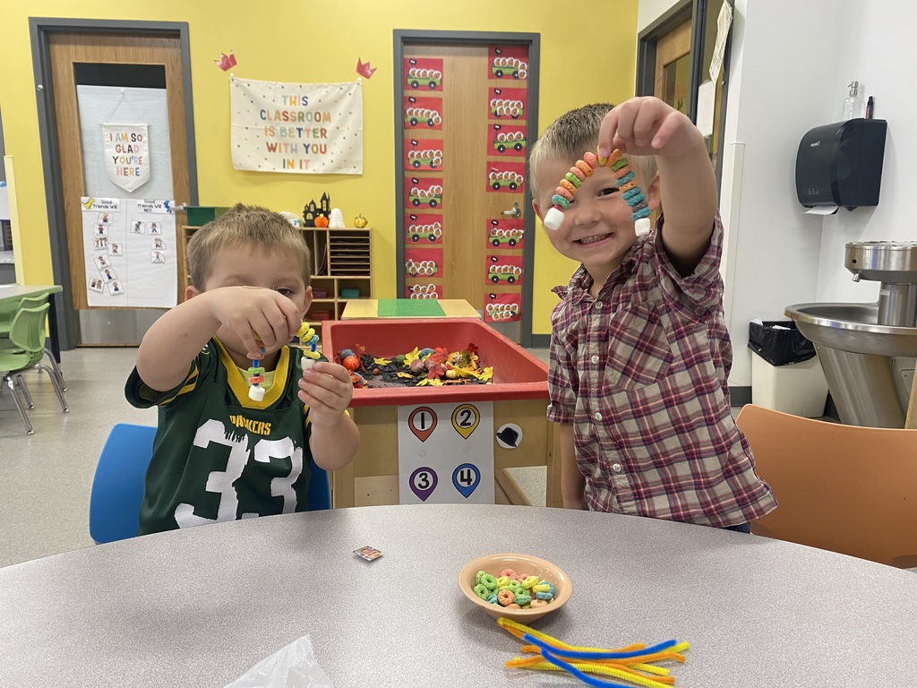 Ms. Felton’s 4K class had fun creating fruit loop and mini marshmallow rainbows! They practiced their pre handwriting squiggle while also enjoying a small treat!