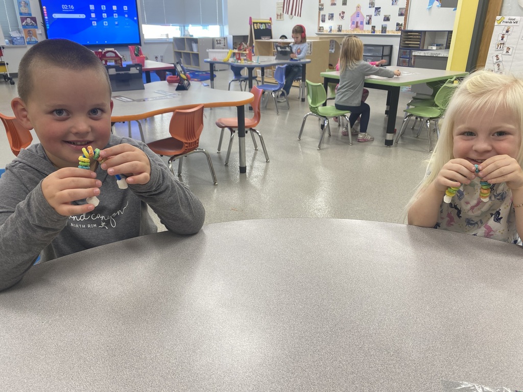 Ms. Felton’s 4K class had fun creating fruit loop and mini marshmallow rainbows! They practiced their pre handwriting squiggle while also enjoying a small treat!
