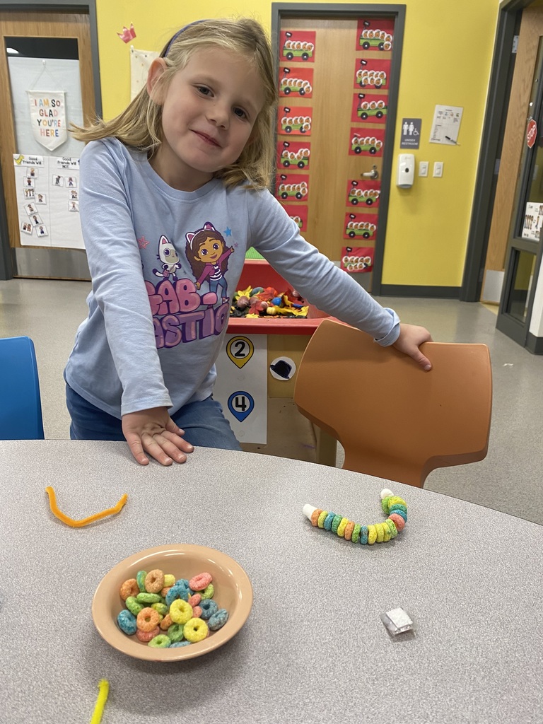 Ms. Felton’s 4K class had fun creating fruit loop and mini marshmallow rainbows! They practiced their pre handwriting squiggle while also enjoying a small treat!